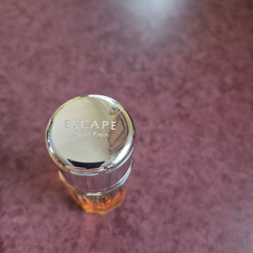 Calvin Klein Escape Eau de Parfum - Silver Cap, Amber Liquid